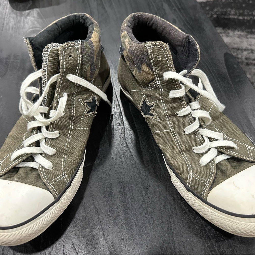 Men’s Size 9.5 Converse One Star Converse Olive and Camo High-Top Sneakers